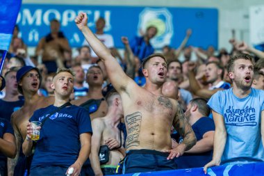 Odessa, Ukrayna - 3 Ağustos 2018: duygusal futbol taraftarları destek ekibi stadyumunda futbol kulübü Djurgardens Eğer İsveç oyun Uefa Avrupa Ligi oyun sırasında. Kalabalık futbol taraftarları Stadyumu futbol