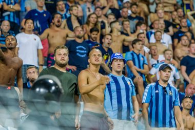 Odessa, Ukrayna - 3 Ağustos 2018: duygusal futbol taraftarları destek ekibi stadyumunda futbol kulübü Djurgardens Eğer İsveç oyun Uefa Avrupa Ligi oyun sırasında. Kalabalık futbol taraftarları Stadyumu futbol