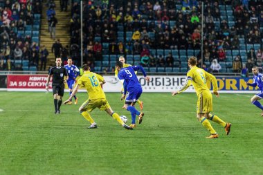 Odessa, Ukrayna -24 Mart 2016: Dostluk maçı (sarı) Ukrayna Millî Futbol takımı ve Kıbrıs (mavi) Milli takımı arasında. Yoğun maç oyun an.