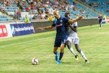 Odessa, Ukrayna - 3 Ağustos 2018: duygusal futbol taraftarları destek ekibi stadyumunda futbol kulübü Djurgardens Eğer İsveç oyun Uefa Avrupa Ligi oyun sırasında. Kalabalık futbol taraftarları Stadyumu futbol