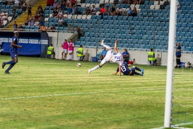 Odessa, Ukrayna - 3 Ağustos 2018: duygusal futbol taraftarları destek ekibi stadyumunda futbol kulübü Djurgardens Eğer İsveç oyun Uefa Avrupa Ligi oyun sırasında. Kalabalık futbol taraftarları Stadyumu futbol
