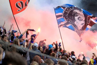 Odessa, Ukrayna - 10 Temmuz 2013: duygusal futbol taraftarları Stadı nda futbol kulübü Chernomorets, 10 Temmuz 2013, Odessa, Ukrayna bir oyun sırasında destek