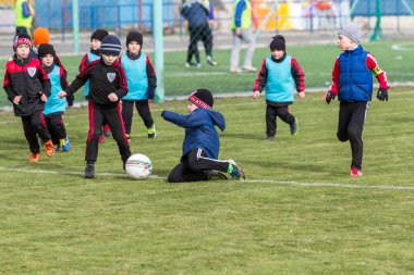 Odessa, Ukrayna 0 1 Nisan 2018: genç çocuklar için oyun spor eğitimi. Futbol futbol çocuklar için oyun. Üniformalı çalıştıran ve futbol oynarken spor kulübü, futbol oyuncuları genç oyuncular
