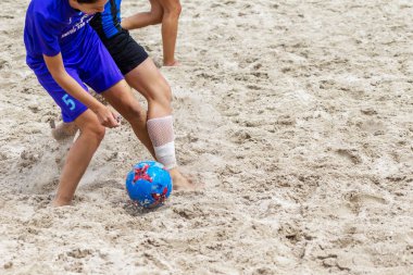 Odessa, Ukrayna-Temmuz 22, 2018: Beach Futbol Şampiyonası sahilde amatör kadınlar arasında. Kum plaj futbolu. Bir şehir plaj kum üzerinde plaj futbolu oynayan genç güzel kız