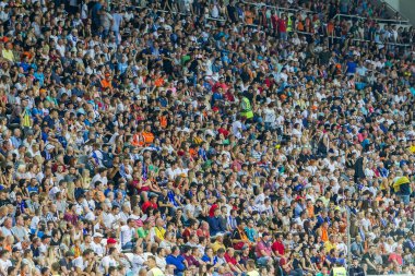 Odessa, Ukrayna 23 Temmuz 2018: Bir kalabalık futbol stadyumu. Ziyaret edenler stadyum standları dolu. Stadyumda futbol taraftarları. Taraftar standları sevinç, hafif ateş ve dalgalanan bayrak.