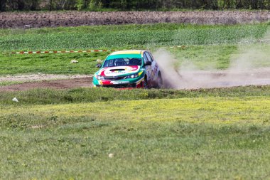 Odessa, Ukrayna - 17 Nisan 2016: Üzerinde bir mini ralli Kupası Limanov Severin güneşli bir gün pitoresk bozkır alanı'nda Ukrayna Şampiyonası