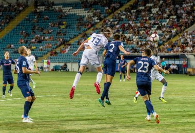 Odessa, Ukrayna - 3 Ağustos 2018: duygusal futbol taraftarları destek ekibi stadyumunda futbol kulübü Djurgardens Eğer İsveç oyun Uefa Avrupa Ligi oyun sırasında. Kalabalık futbol taraftarları Stadyumu futbol