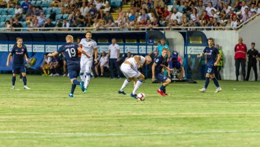 Odessa, Ukrayna - 3 Ağustos 2018: duygusal futbol taraftarları destek ekibi stadyumunda futbol kulübü Djurgardens Eğer İsveç oyun Uefa Avrupa Ligi oyun sırasında. Kalabalık futbol taraftarları Stadyumu futbol