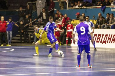 Odessa, Ukrayna - 12 Nisan 2016: Dünya Kupası play-off maçı Ukrayna - Slovakiya. Futsal oynuyor. Modern Bahçesi kapsayan spor salonu büyük sahnede mini futbol