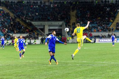 Odessa, Ukrayna -24 Mart 2016: Dostluk maçı (sarı) Ukrayna Millî Futbol takımı ve Kıbrıs (mavi) Milli takımı arasında. Yoğun maç oyun an.