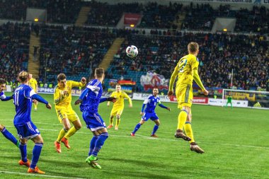 Odessa, Ukrayna -24 Mart 2016: Dostluk maçı (sarı) Ukrayna Millî Futbol takımı ve Kıbrıs (mavi) Milli takımı arasında. Yoğun maç oyun an.