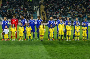 Odessa, Ukrayna -24 Mart 2016: Dostluk maçı (sarı) Ukrayna Millî Futbol takımı ve Kıbrıs (mavi) Milli takımı arasında. Yoğun maç oyun an.