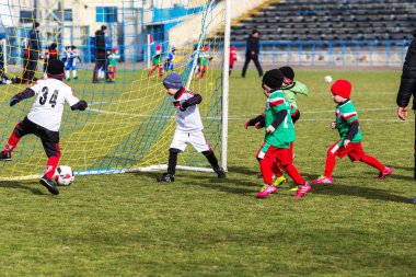 Odessa, Ukrayna 0 1 Nisan 2018: genç çocuklar için oyun spor eğitimi. Futbol futbol çocuklar için oyun. Üniformalı çalıştıran ve futbol oynarken spor kulübü, futbol oyuncuları genç oyuncular