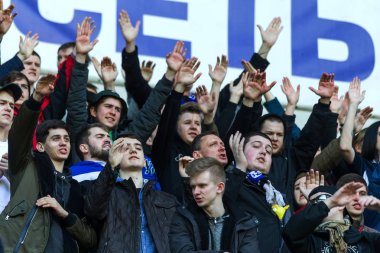 Odessa, Ukrayna 03/17/2018: stadyum tribünlerde seyirci. Stadyumda futbol taraftarları. Mutlu ve sallayarak flamalar Fc Chernomorets rafları fanlar bulunmaktadır