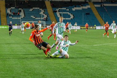 Odessa, Ukrayna - 3 Aralık 2015: Fc Karpaty ve Shakhtar Donetsk Ukrayna Kupası topu için Şampiyonlar Ligi mücadelede bir maçta. Ayrıntı oyunun.