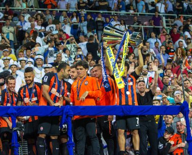 Odessa, Ukrayna - 15 Haziran 2017: Super Bowl Foxtrot. Shakhtar (Donetsk) - Dinamo (Kiev). Şampiyonlar Shakhtar, zafer sevinirler ve ödüllendirici kazandı - ödül Kupası