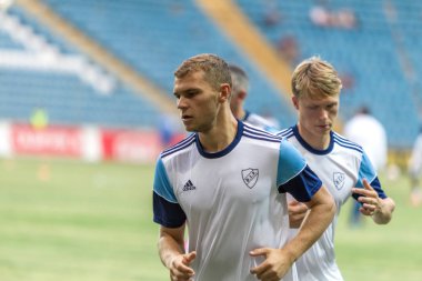 Odessa, Ukrayna - 3 Ağustos 2018: Futbolcular, Fc Djurgardens Eğer İsveç Melkemichel özcan sırasında oyun Uefa Avrupa Ligi 2018 Fc Mariupol (Ukrayna) ile futbol sahada. Futbol oyuncular Tren