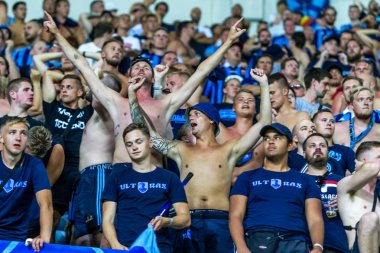 Odessa, Ukrayna - 3 Ağustos 2018: duygusal futbol taraftarları destek ekibi stadyumunda futbol kulübü Djurgardens Eğer İsveç oyun Uefa Avrupa Ligi oyun sırasında. Kalabalık futbol taraftarları Stadyumu futbol