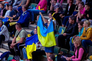 Odessa, Ukrayna - 16 Eylül 2016: Seyirci Bayanlar Voleybol Avrupa Şampiyonası sırasında tribünlerde. Oyun oyun favori kadın takımın başına taraftarların duygusal deneyimler