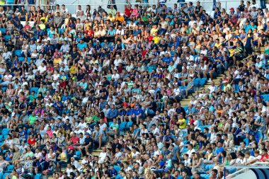 Odessa, Ukrayna - 2 Ağustos 2015: Futbol taraftarları ve stadyumun futobolnogo sırasında hasta tribünlerde seyirci Dinamo Kiev - Chernomorets Odessa maç
