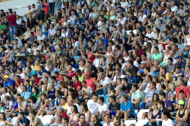 Odessa, Ukrayna - 2 Ağustos 2015: Futbol taraftarları ve stadyumun futobolnogo sırasında hasta tribünlerde seyirci Dinamo Kiev - Chernomorets Odessa maç