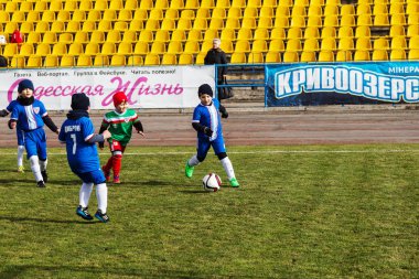 Odessa, Ukrayna 0 1 Nisan 2018: genç çocuklar için oyun spor eğitimi. Futbol futbol çocuklar için oyun. Üniformalı çalıştıran ve futbol oynarken spor kulübü, futbol oyuncuları genç oyuncular