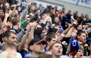 Odessa, Ukrayna - 10 Temmuz 2013: duygusal futbol taraftarları Stadı nda futbol kulübü Chernomorets, 10 Temmuz 2013, Odessa, Ukrayna bir oyun sırasında destek
