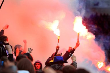 Odessa, Ukrayna - 10 Temmuz 2013: duygusal futbol taraftarları Stadı nda futbol kulübü Chernomorets, 10 Temmuz 2013, Odessa, Ukrayna bir oyun sırasında destek