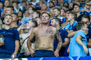 Odessa, Ukrayna - 3 Ağustos 2018: duygusal futbol taraftarları destek ekibi stadyumunda futbol kulübü Djurgardens Eğer İsveç oyun Uefa Avrupa Ligi oyun sırasında. Kalabalık futbol taraftarları Stadyumu futbol