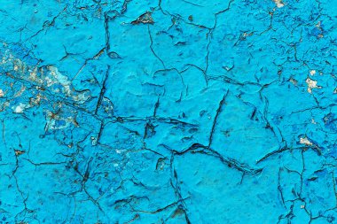 Eski boyalı mavi soyulmuş iç duvar arka plan yıpranmış. Kuşbaşı eski püskü duvarı yıkık sıva katmanı doku ile kırık. Soyut Mavi beyaz yatay boş duvar kağıdı. Soyut Web Banner