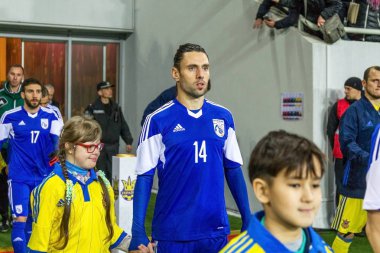 Odessa, Ukrayna -24 Mart 2016: Dostluk maçı (sarı) Ukrayna Millî Futbol takımı ve Kıbrıs (mavi) Milli takımı arasında. Yoğun maç oyun an.