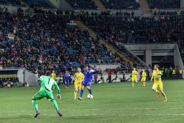 Odessa, Ukrayna -24 Mart 2016: Dostluk maçı (sarı) Ukrayna Millî Futbol takımı ve Kıbrıs (mavi) Milli takımı arasında. Yoğun maç oyun an.
