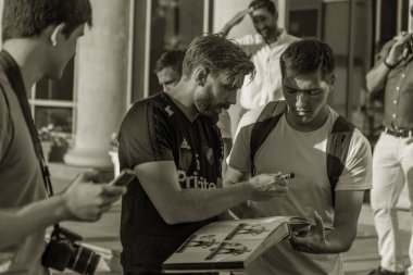 Odessa, Ukrayna - 3 Ağustos 2018: Futbolcular, Fc Djurgardens Eğer İsveç Melkemichel özcan sırasında oyun Uefa Avrupa Ligi 2018 Fc Mariupol (Ukrayna) ile futbol sahada. Futbol oyuncular Tren