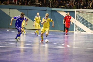 Odessa, Ukrayna - 12 Nisan 2016: Dünya Kupası play-off maçı Ukrayna - Slovakiya. Futsal oynuyor. Modern Bahçesi kapsayan spor salonu büyük sahnede mini futbol
