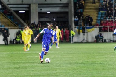 Odessa, Ukrayna -24 Mart 2016: Dostluk maçı (sarı) Ukrayna Millî Futbol takımı ve Kıbrıs (mavi) Milli takımı arasında. Yoğun maç oyun an.