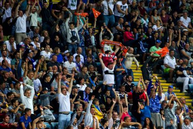 Odessa, Ukrayna - 15 Haziran 2017: Foxtrot süper kupa. Shakhtar - Dinamo (Kiev). Fanatik hayranları standları ebedi rakip oyun sırasında. Standları hayranları sevinirler, Not ve çırpınan bayrak. İnsanlar Stadı'nda arıyoruz