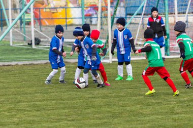 Odessa, Ukrayna 0 1 Nisan 2018: genç çocuklar için oyun spor eğitimi. Futbol futbol çocuklar için oyun. Üniformalı çalıştıran ve futbol oynarken spor kulübü, futbol oyuncuları genç oyuncular