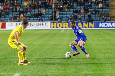 Odessa, Ukrayna -24 Mart 2016: Dostluk maçı (sarı) Ukrayna Millî Futbol takımı ve Kıbrıs (mavi) Milli takımı arasında. Yoğun maç oyun an.