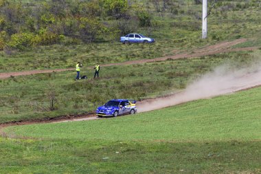Odessa, Ukrayna - 17 Nisan 2016: Üzerinde bir mini ralli Kupası Limanov Severin güneşli bir gün pitoresk bozkır alanı'nda Ukrayna Şampiyonası