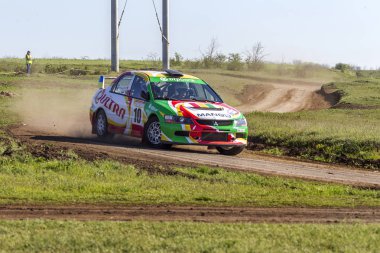 Odessa, Ukrayna - 17 Nisan 2016: Üzerinde bir mini ralli Kupası Limanov Severin güneşli bir gün pitoresk bozkır alanı'nda Ukrayna Şampiyonası