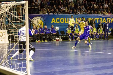 Odessa, Ukrayna - 12 Nisan 2016: Dünya Kupası play-off maçı Ukrayna - Slovakiya. Futsal oynuyor. Modern Bahçesi kapsayan spor salonu büyük sahnede mini futbol