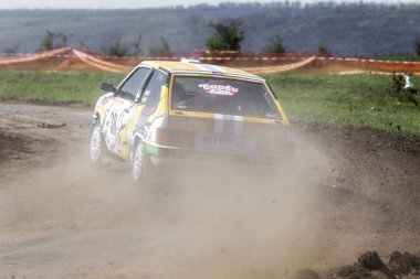 Odessa, Ukrayna - 17 Nisan 2016: Üzerinde bir mini ralli Kupası Limanov Severin güneşli bir gün pitoresk bozkır alanı'nda Ukrayna Şampiyonası