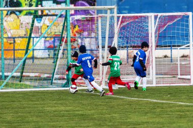 Odessa, Ukrayna 0 1 Nisan 2018: genç çocuklar için oyun spor eğitimi. Futbol futbol çocuklar için oyun. Üniformalı çalıştıran ve futbol oynarken spor kulübü, futbol oyuncuları genç oyuncular