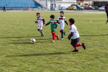 Odessa, Ukrayna 0 1 Nisan 2018: genç çocuklar için oyun spor eğitimi. Futbol futbol çocuklar için oyun. Üniformalı çalıştıran ve futbol oynarken spor kulübü, futbol oyuncuları genç oyuncular