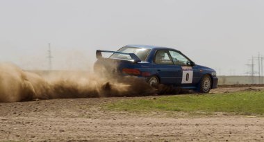 Odessa, Ukrayna - 17 Nisan 2016: Üzerinde bir mini ralli Kupası Limanov Severin güneşli bir gün pitoresk bozkır alanı'nda Ukrayna Şampiyonası