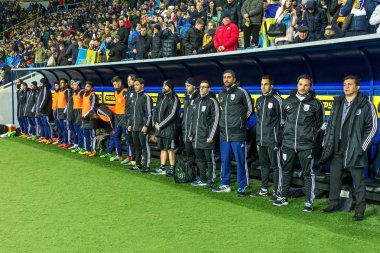 Odessa, Ukrayna -24 Mart 2016: Dostluk maçı (sarı) Ukrayna Millî Futbol takımı ve Kıbrıs (mavi) Milli takımı arasında. Yoğun maç oyun an.