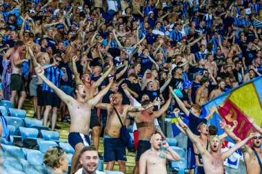 Odessa, Ukrayna - 3 Ağustos 2018: duygusal futbol taraftarları destek ekibi stadyumunda futbol kulübü Djurgardens Eğer İsveç oyun Uefa Avrupa Ligi oyun sırasında. Kalabalık futbol taraftarları Stadyumu futbol