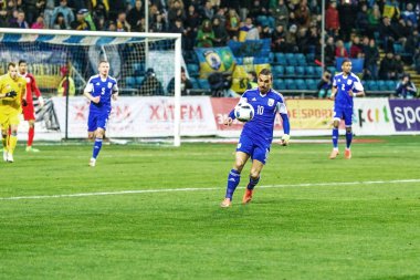 Odessa, Ukrayna -24 Mart 2016: Dostluk maçı (sarı) Ukrayna Millî Futbol takımı ve Kıbrıs (mavi) Milli takımı arasında. Yoğun maç oyun an.