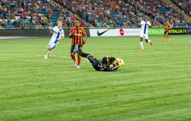 Odessa, Ukrayna - 14 Ağustos 2015: Fc Shakhtar Donetsk ve Fc Dnipro Dnipropetrovsk Ukrayna Kupası maçında top için kavga ediyorlar. Ayrıntı oyunun.