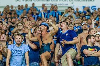 Odessa, Ukrayna - 3 Ağustos 2018: duygusal futbol taraftarları destek ekibi stadyumunda futbol kulübü Djurgardens Eğer İsveç oyun Uefa Avrupa Ligi oyun sırasında. Kalabalık futbol taraftarları Stadyumu futbol